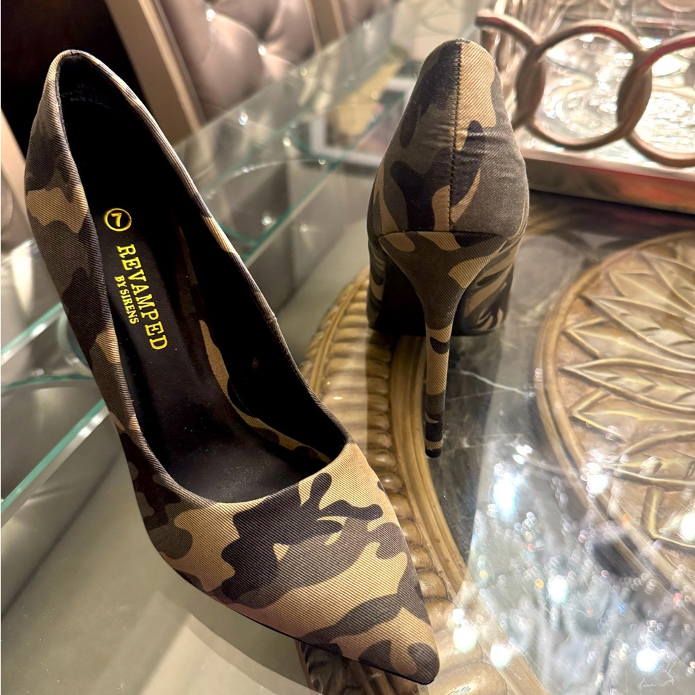 Army look heel size 7 never worn them .